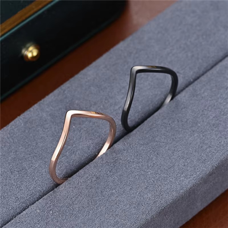 Minimalist Irregular Chevron V - Minimalist Ring Stackable recension och pris